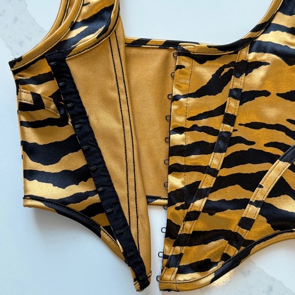 Motel Urban Outfitters Metallic Gold Tiger Stripe Bustier Tank Top XS - Picture 3 of 8
